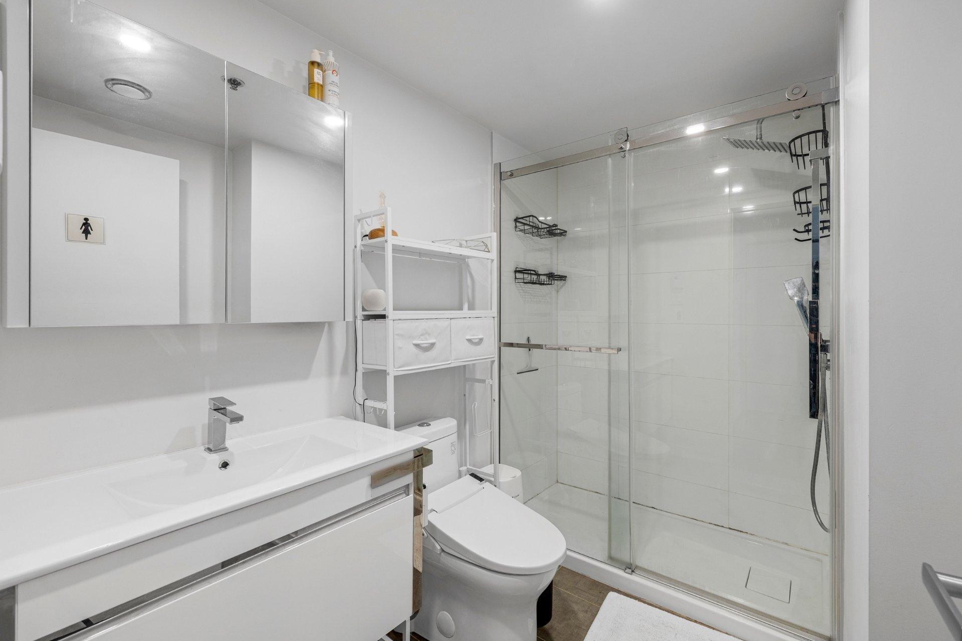









1182


Rue Crescent

, 911,
Montréal (Ville-Marie),




QC
H3G0G6

