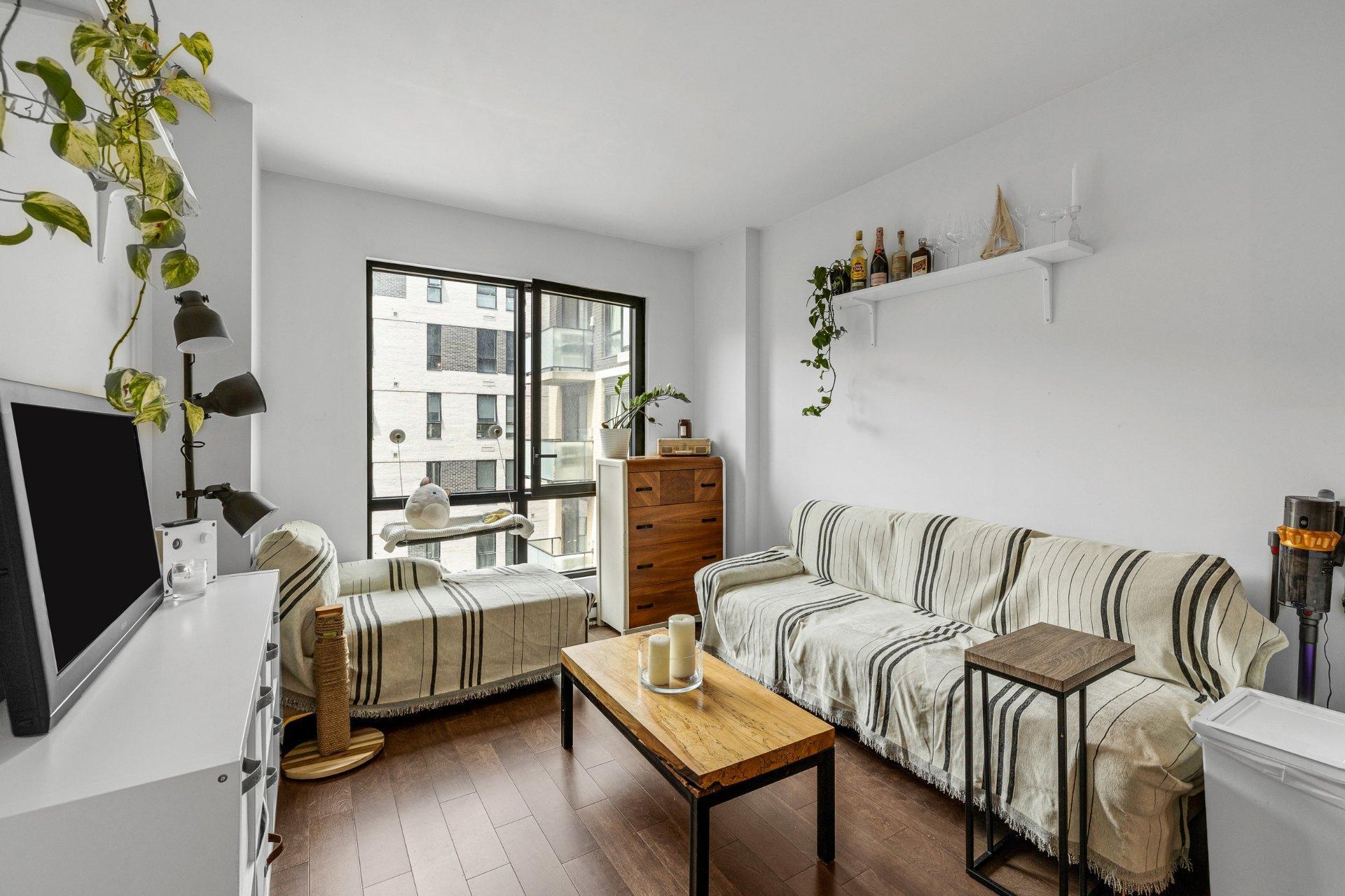 









1182


Rue Crescent

, 911,
Montréal (Ville-Marie),




QC
H3G0G6

