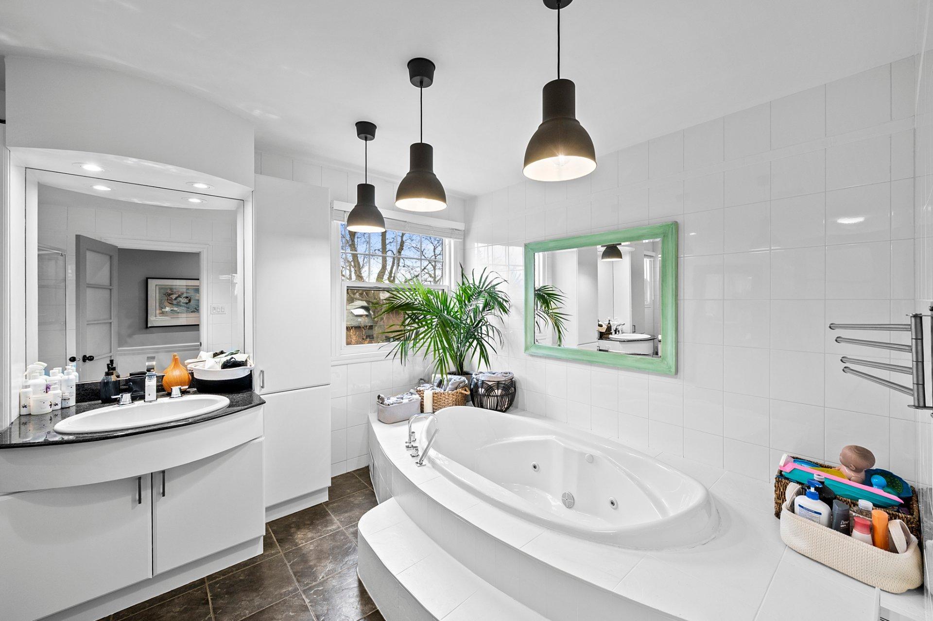 









2860


Av. de Peribonka

,
Laval (Duvernay),




QC
H7E1B6

