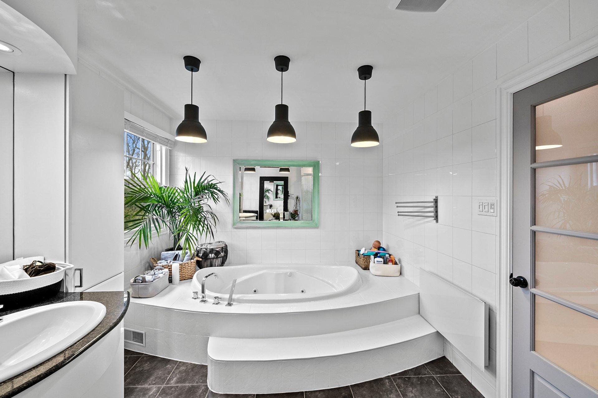 









2860


Av. de Peribonka

,
Laval (Duvernay),




QC
H7E1B6

