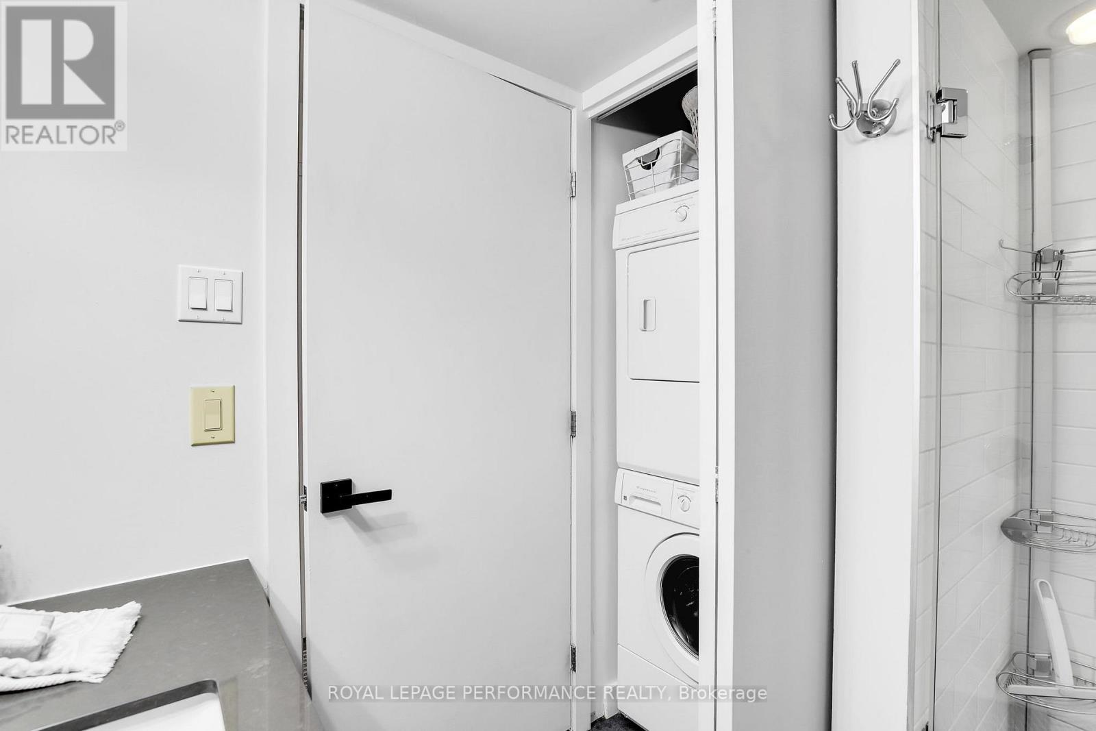 












815 - 354 GLADSTONE AVENUE N

,
Ottawa,




Ontario
K2P0R4

