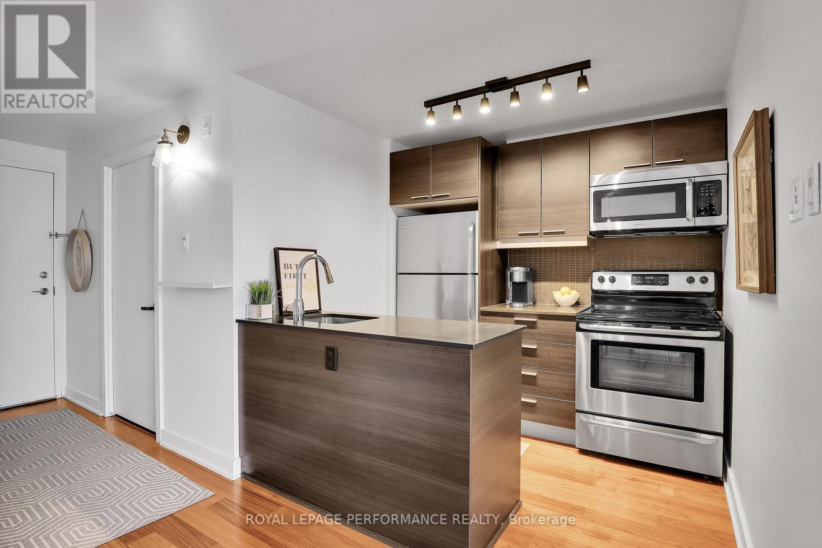 












815 - 354 GLADSTONE AVENUE N

,
Ottawa,




Ontario
K2P0R4

