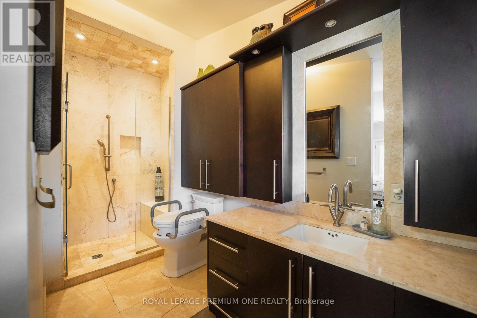 












135 PATRICIA DRIVE

,
King,




Ontario
L7B1H3

