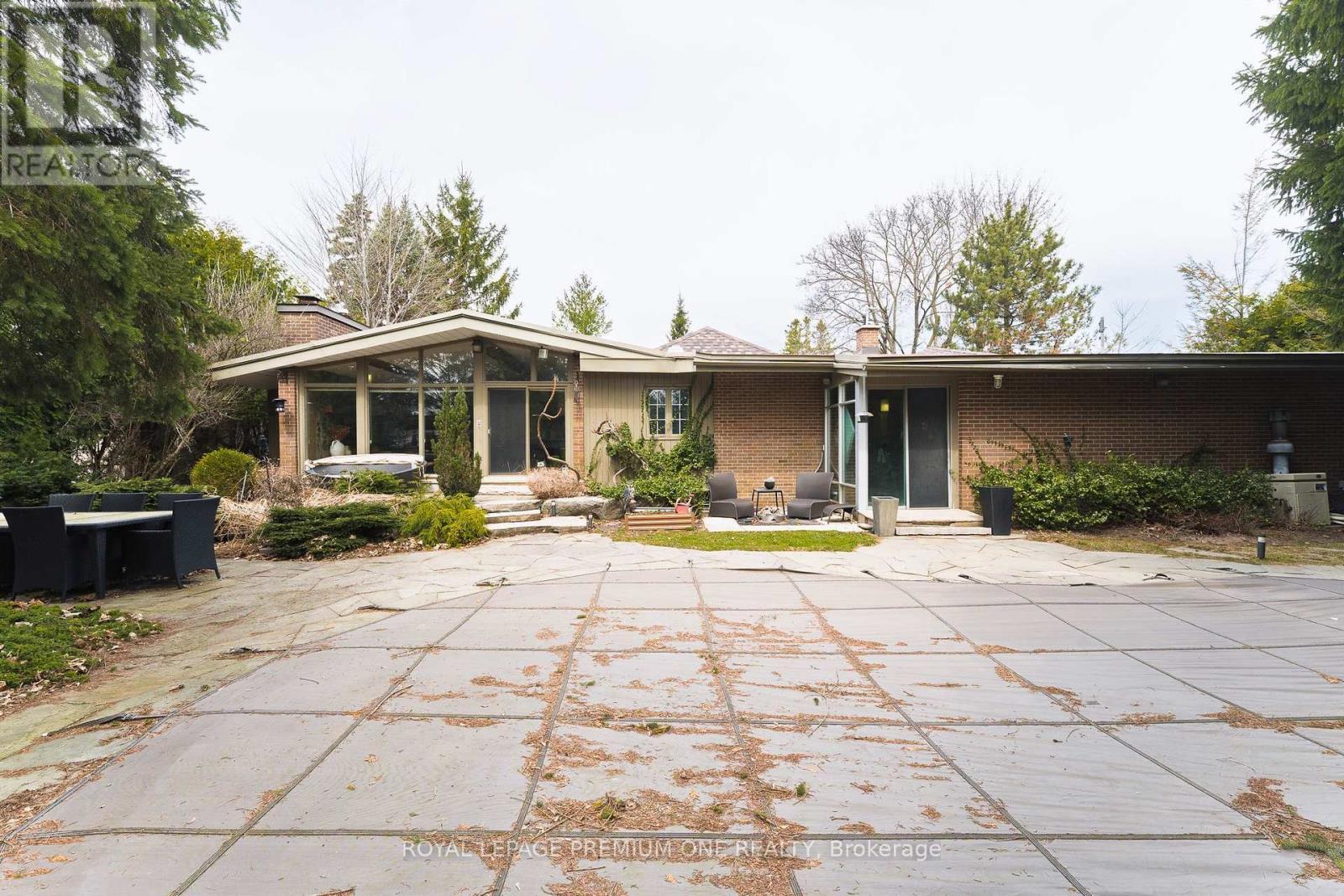 












135 PATRICIA DRIVE

,
King,




Ontario
L7B1H3

