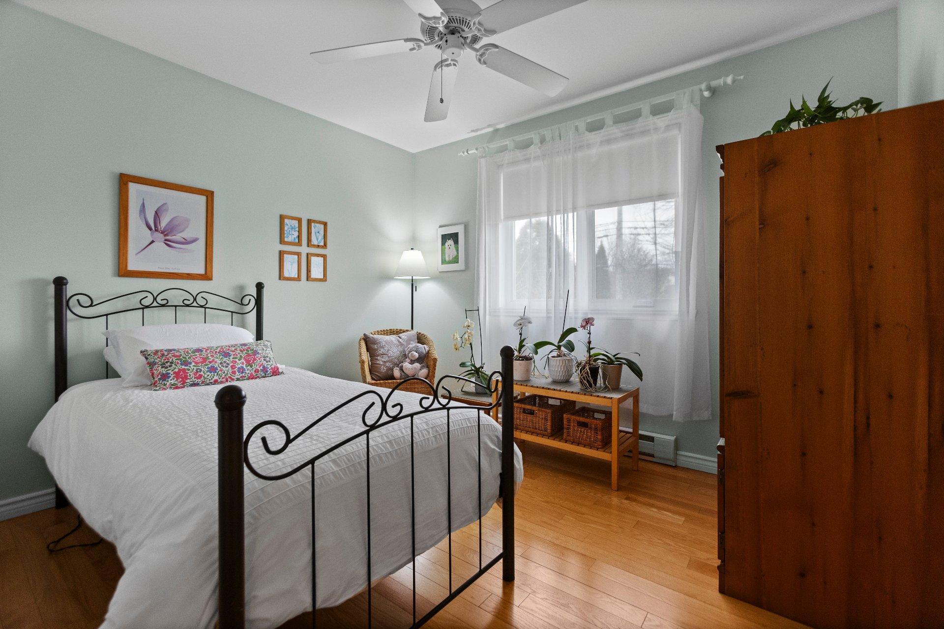 









17702


Rue Gowdridge

,
Montréal (Pierrefonds-Roxboro),




QC
H9J1J8

