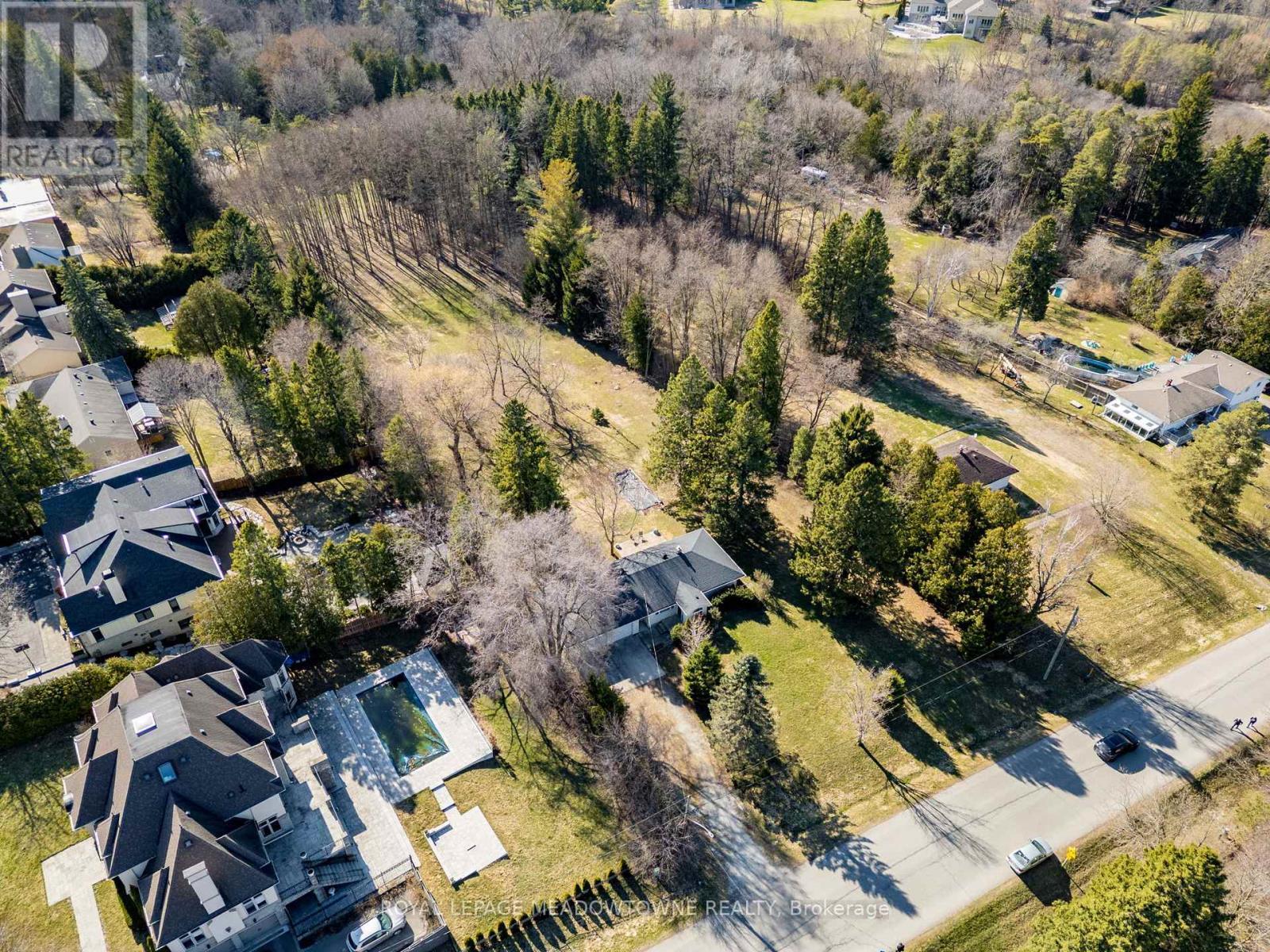 












208 MARTIN STREET

,
King,




Ontario
L7B1J5

