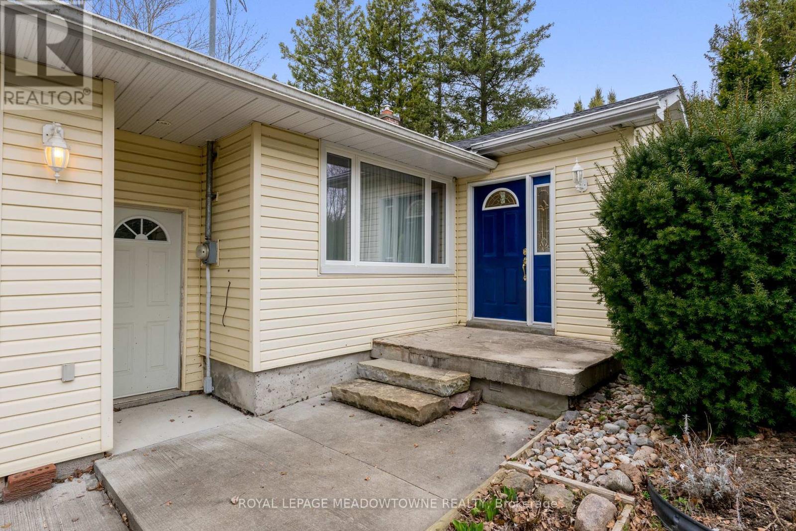 












208 MARTIN STREET

,
King,




Ontario
L7B1J5

