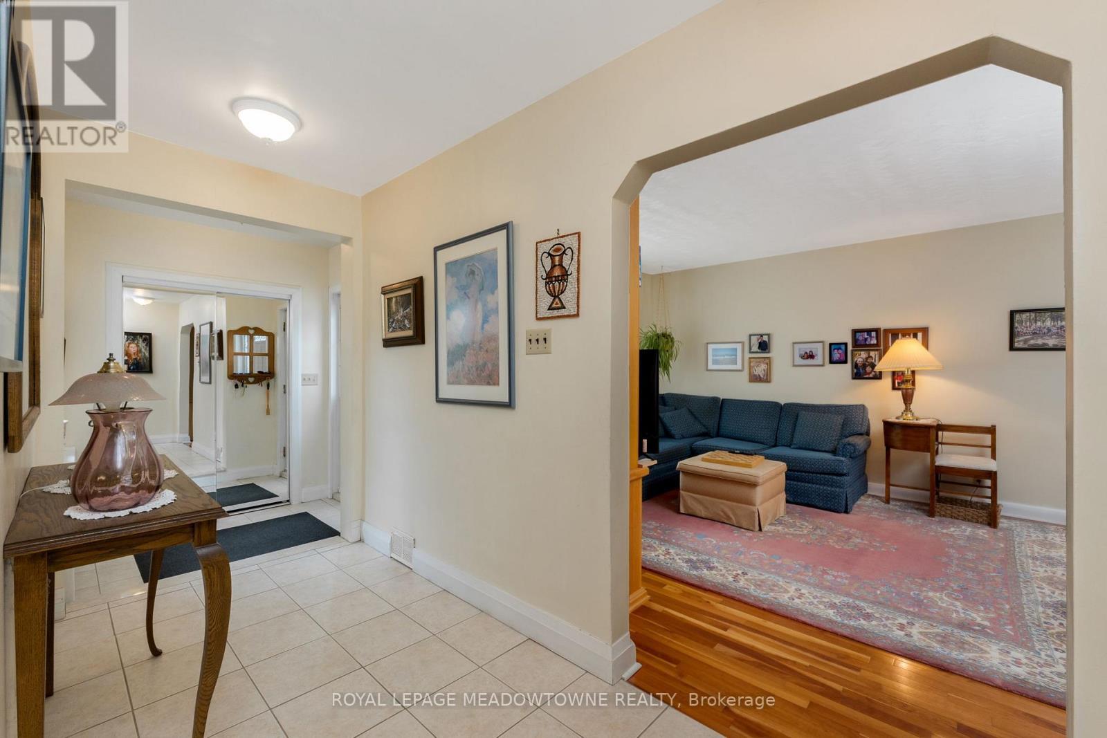 












208 MARTIN STREET

,
King,




Ontario
L7B1J5

