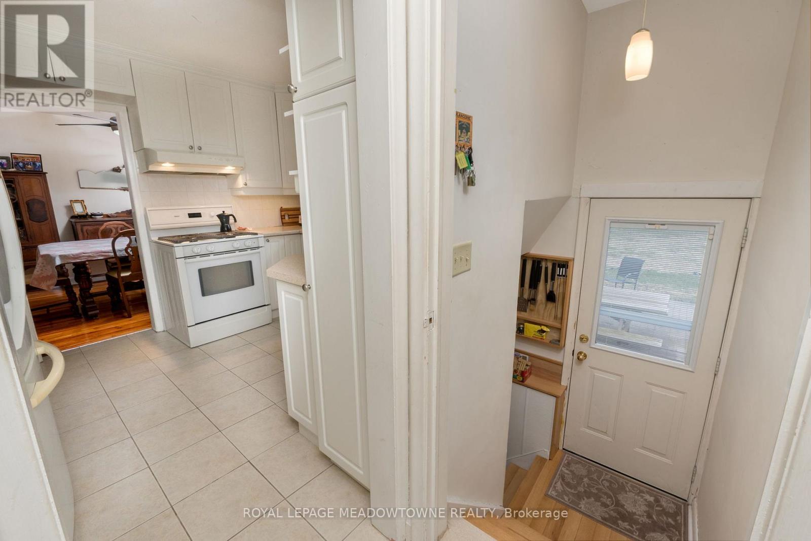 












208 MARTIN STREET

,
King,




Ontario
L7B1J5

