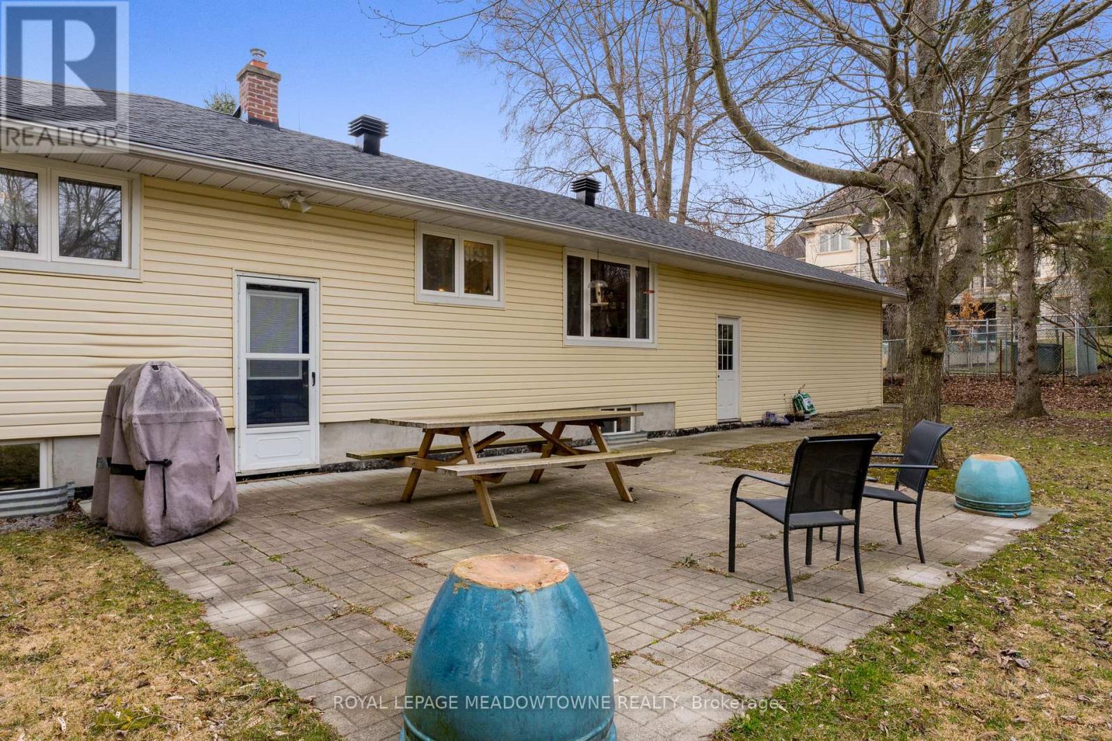 












208 MARTIN STREET

,
King,




Ontario
L7B1J5

