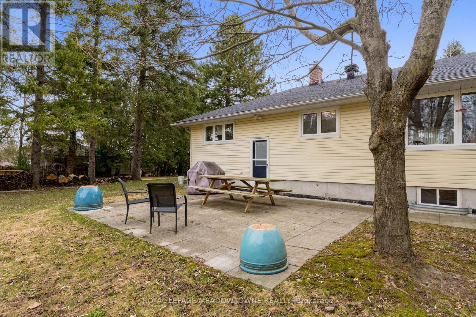 












208 MARTIN STREET

,
King,




Ontario
L7B1J5

