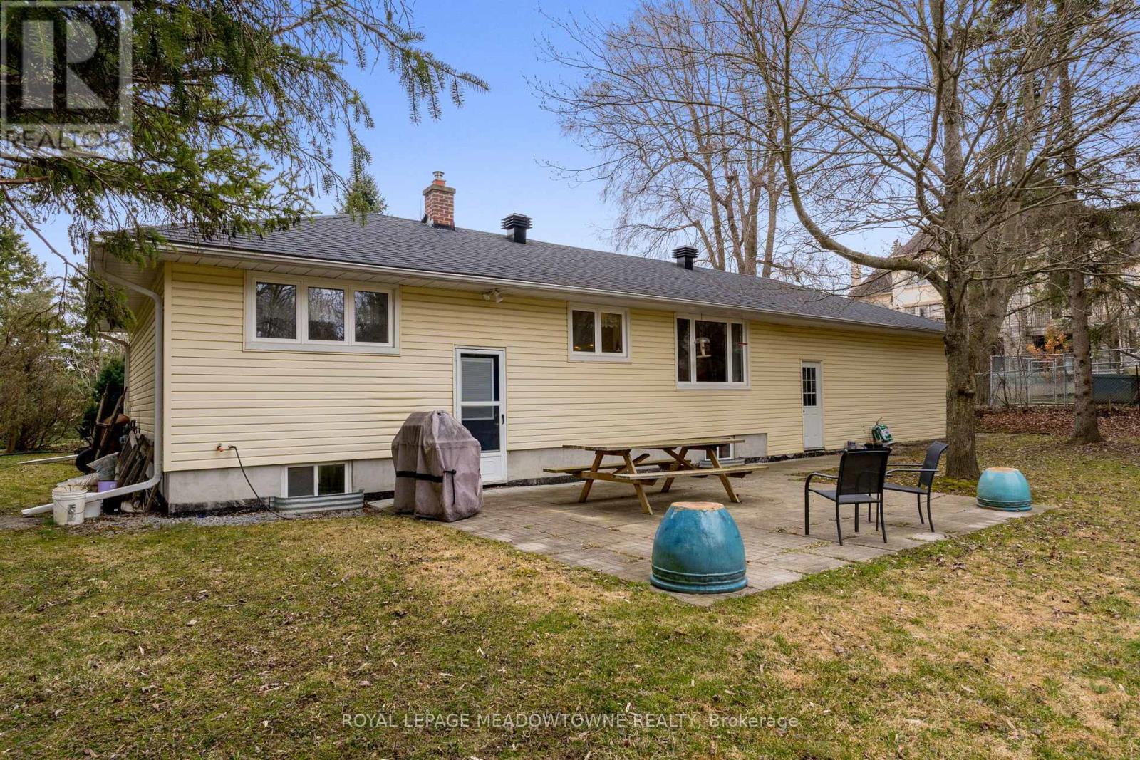 












208 MARTIN STREET

,
King,




Ontario
L7B1J5

