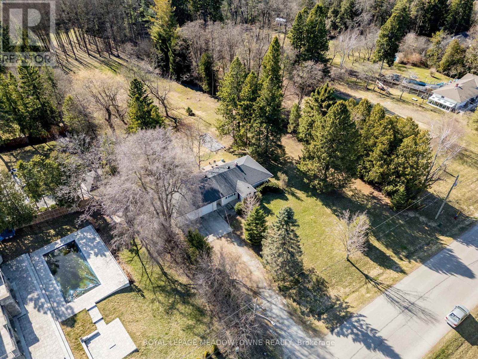 












208 MARTIN STREET

,
King,




Ontario
L7B1J5

