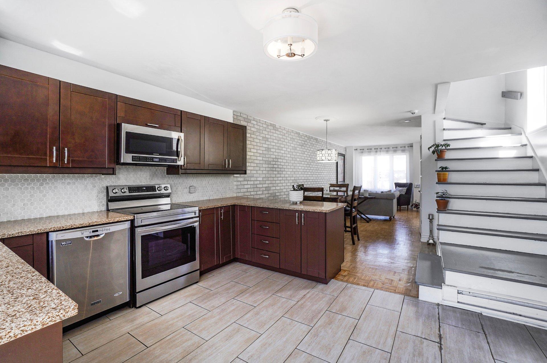 









8472


Rue Bellecombe

,
Laval (Auteuil),




QC
H7H2Z9

