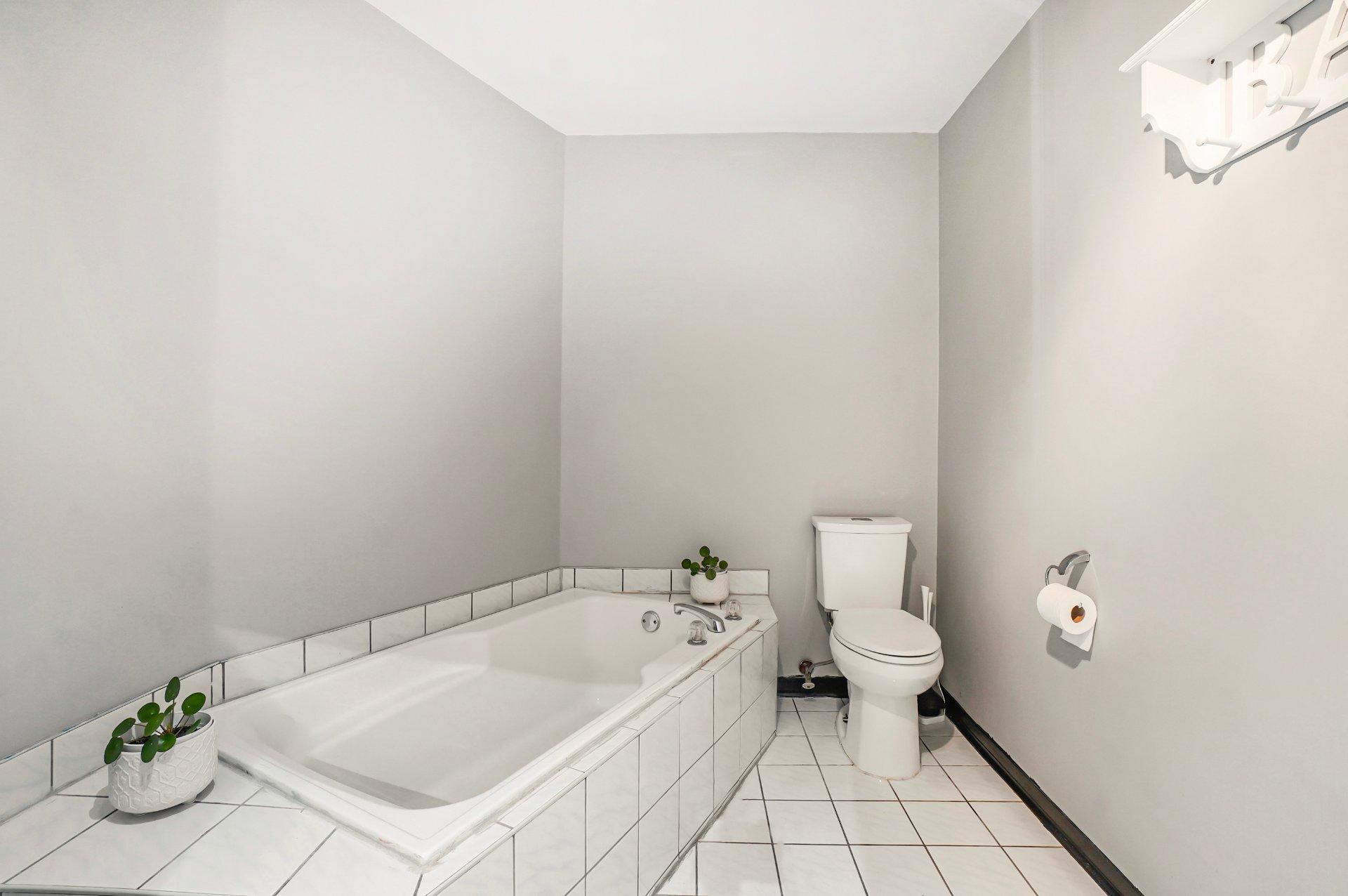 









8472


Rue Bellecombe

,
Laval (Auteuil),




QC
H7H2Z9

