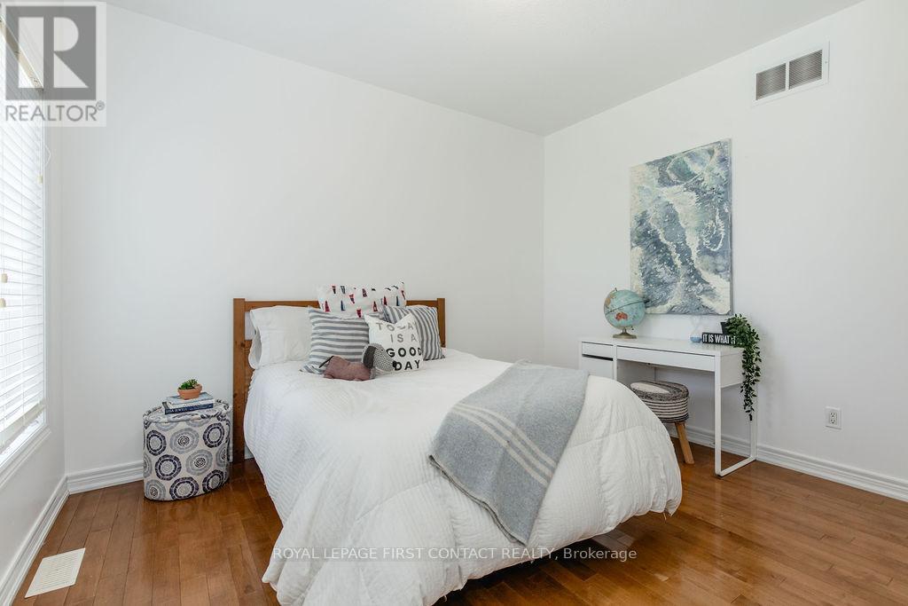 












31 VANDERPOST CRESCENT

,
Essa,




Ontario
L0L2N0

