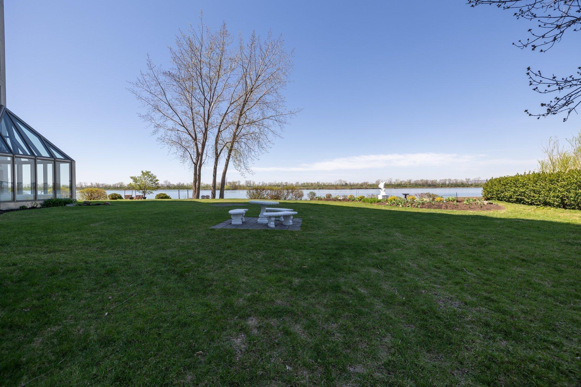 









8050


Boul. St-Laurent

, 202,
Brossard,




QC
J4X2P1

