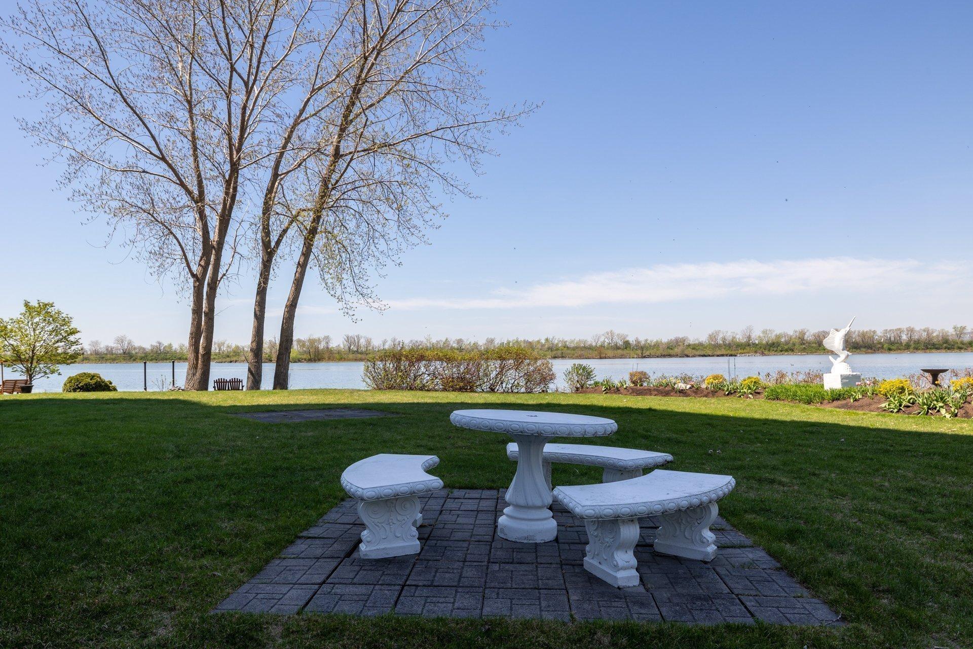 









8050


Boul. St-Laurent

, 202,
Brossard,




QC
J4X2P1

