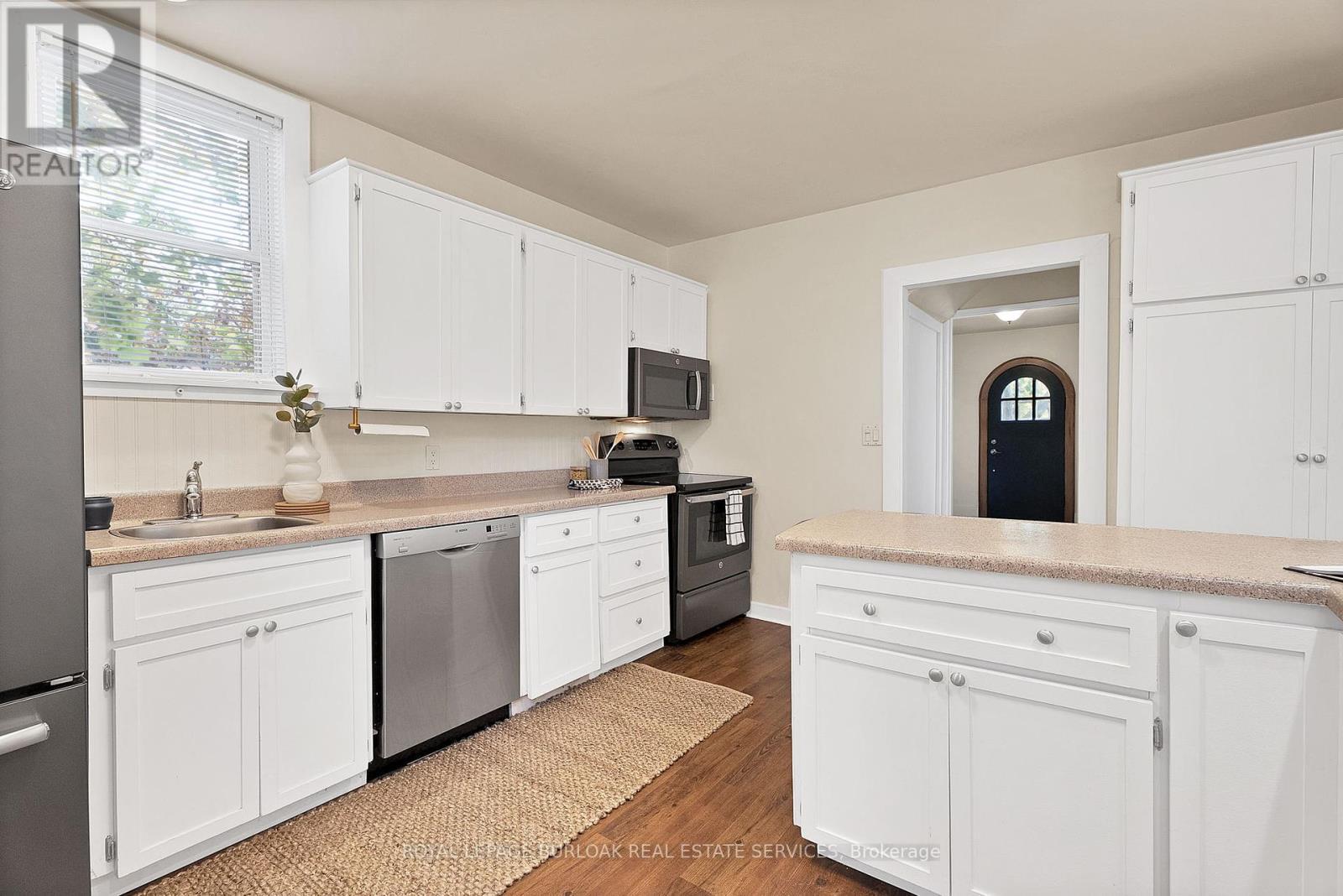 












295 PLAINS ROAD W

,
Burlington,




Ontario
L7T1G1

