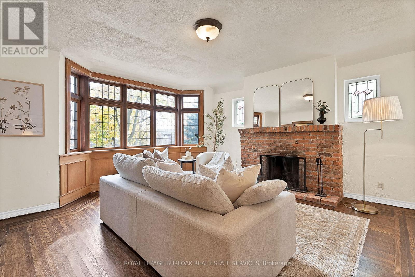 












295 PLAINS ROAD W

,
Burlington,




Ontario
L7T1G1

