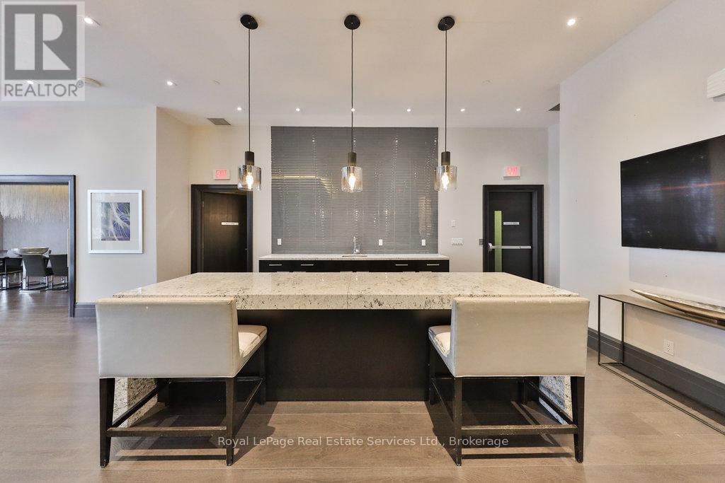 












320 - 65 SPEERS ROAD

,
Oakville (QE Queen Elizabeth),




Ontario
L6K0J1

