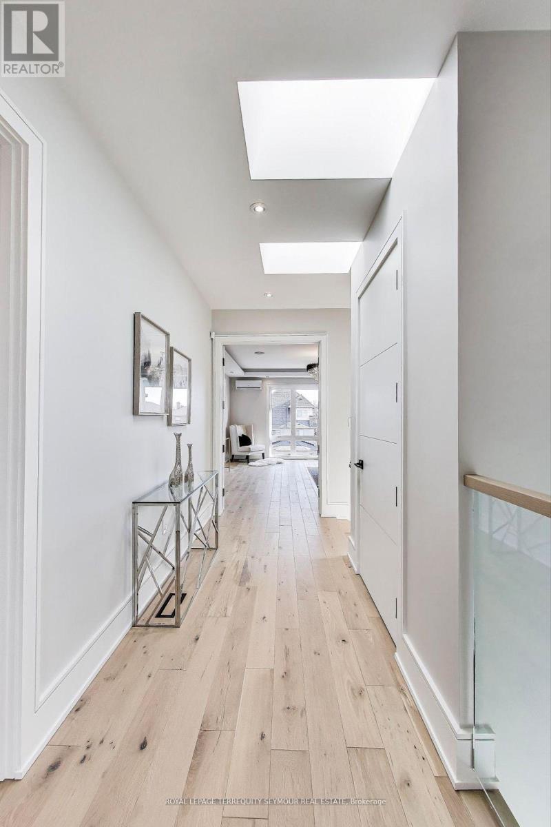 












117 CRESTWOOD ROAD

,
Vaughan,




Ontario
L4J1A7

