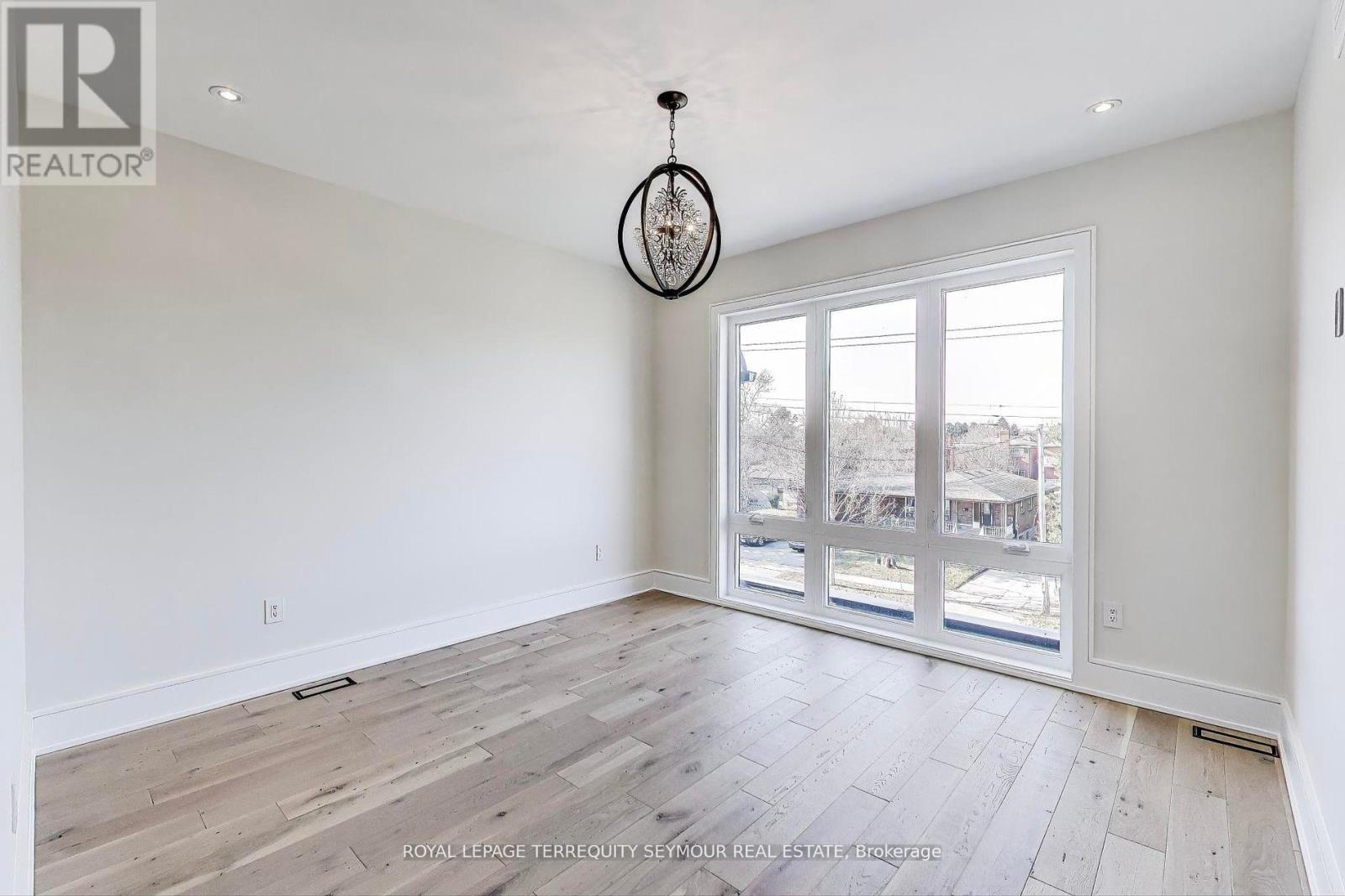 












117 CRESTWOOD ROAD

,
Vaughan,




Ontario
L4J1A7

