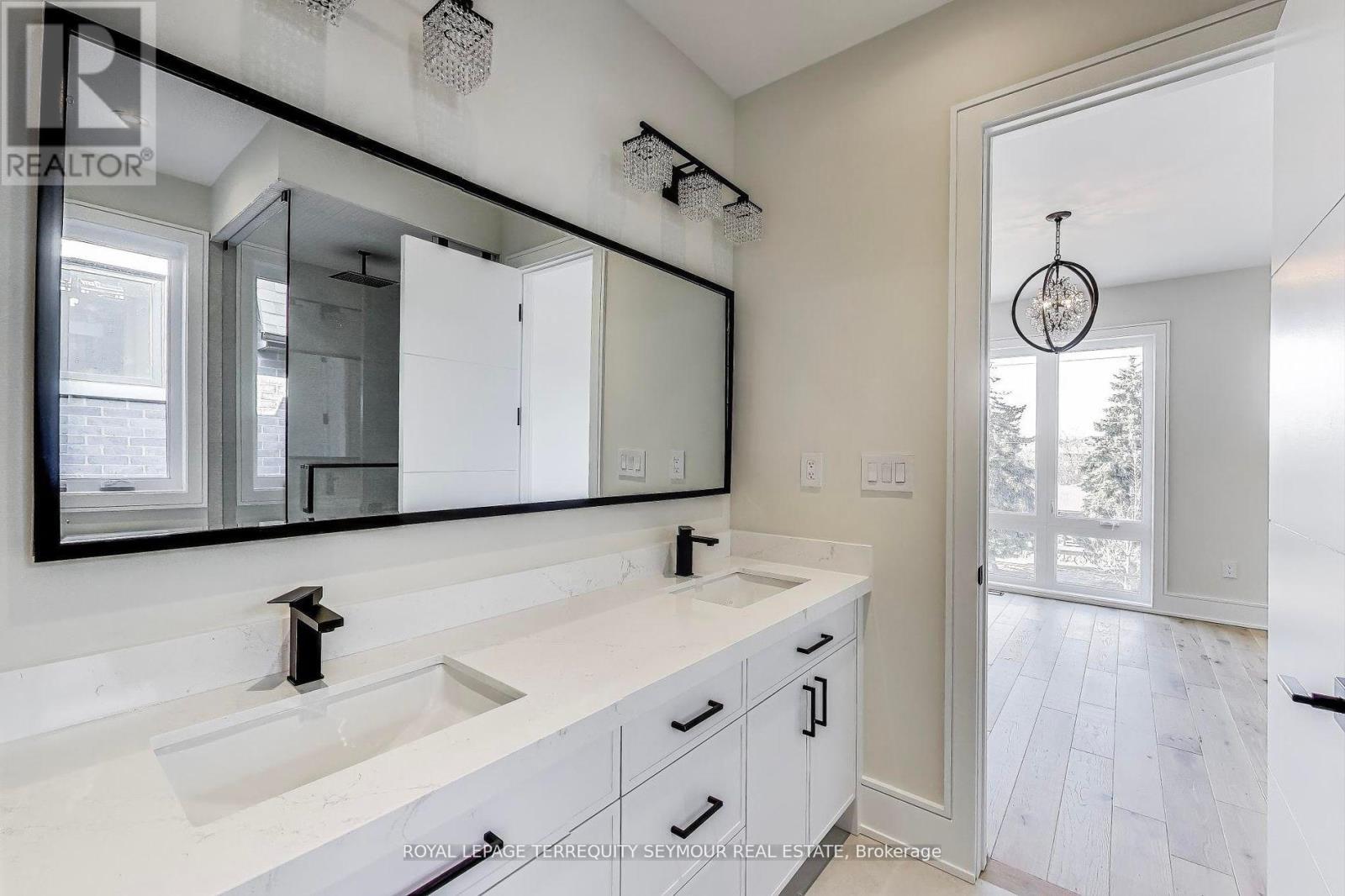 












117 CRESTWOOD ROAD

,
Vaughan,




Ontario
L4J1A7

