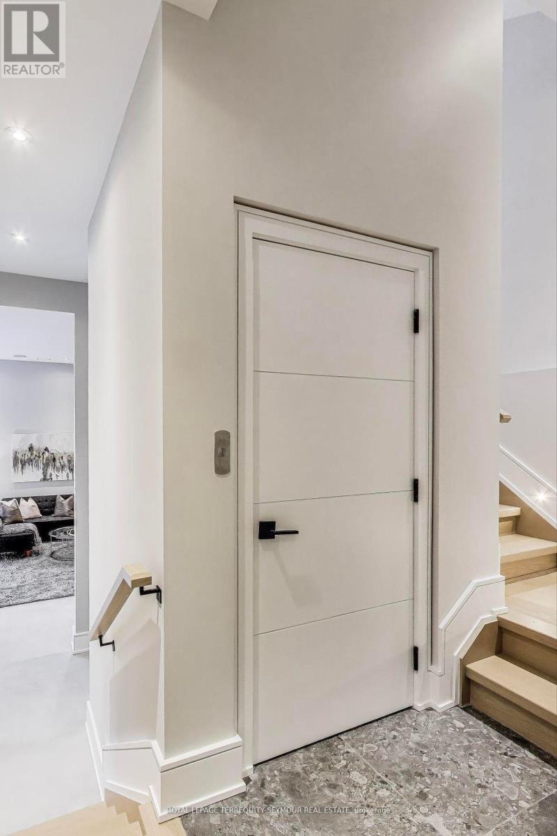 












117 CRESTWOOD ROAD

,
Vaughan,




Ontario
L4J1A7

