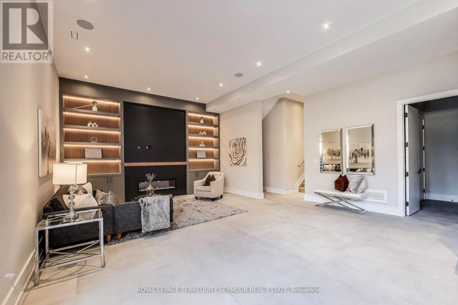 












117 CRESTWOOD ROAD

,
Vaughan,




Ontario
L4J1A7

