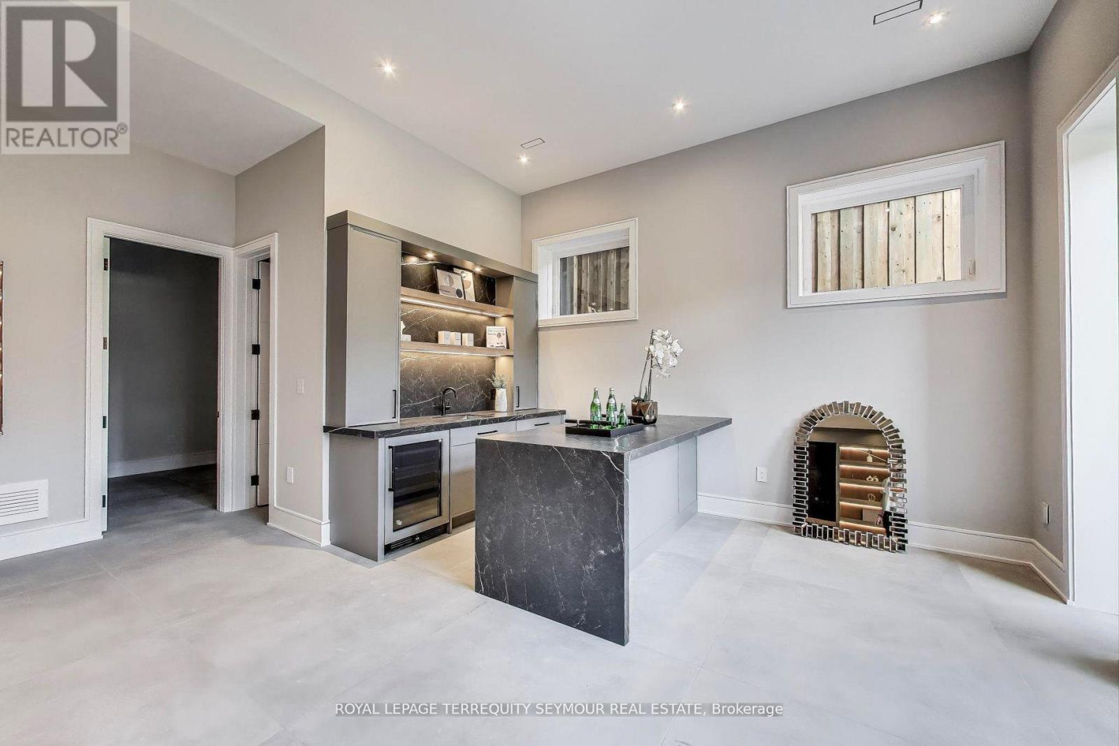 












117 CRESTWOOD ROAD

,
Vaughan,




Ontario
L4J1A7

