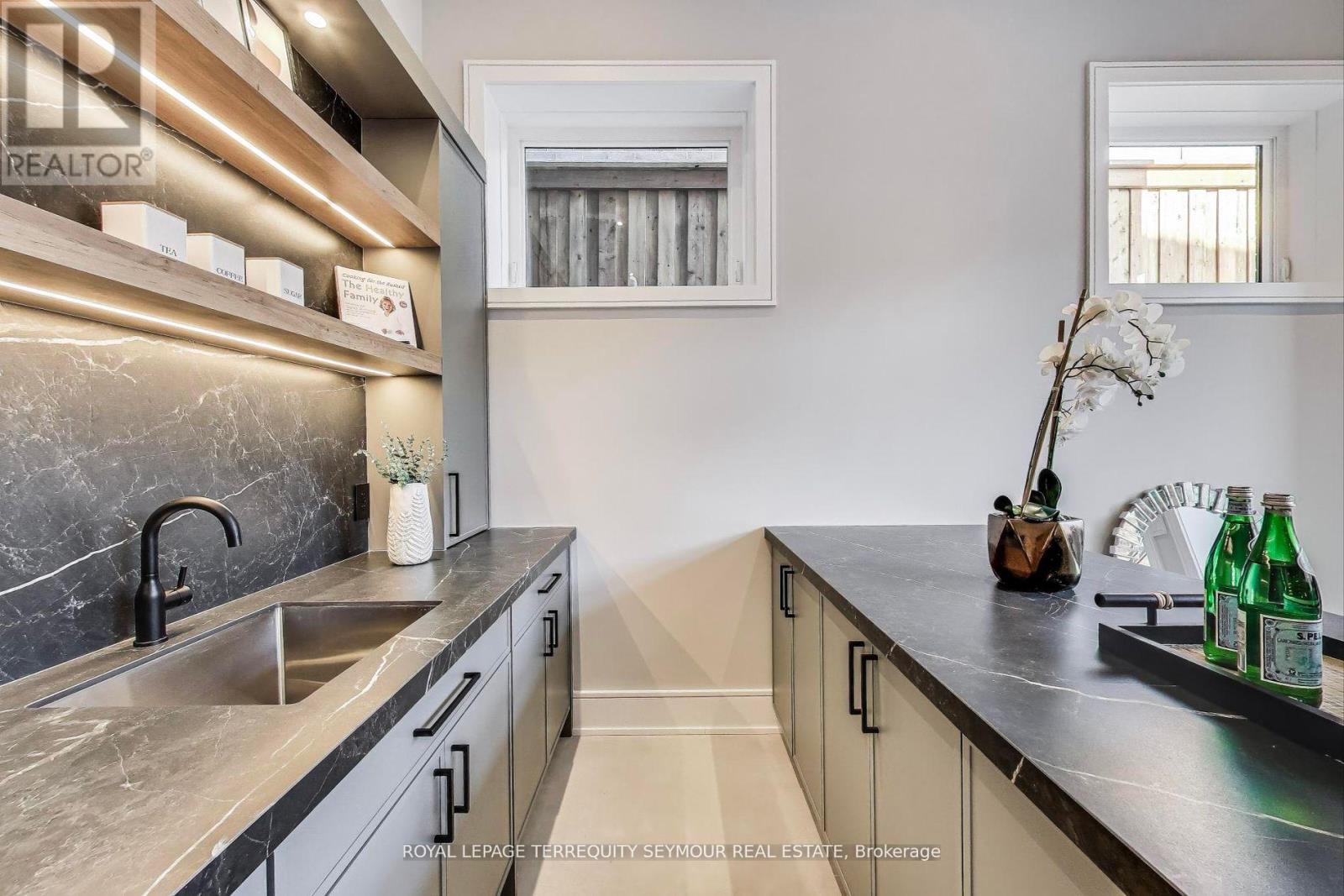 












117 CRESTWOOD ROAD

,
Vaughan,




Ontario
L4J1A7

