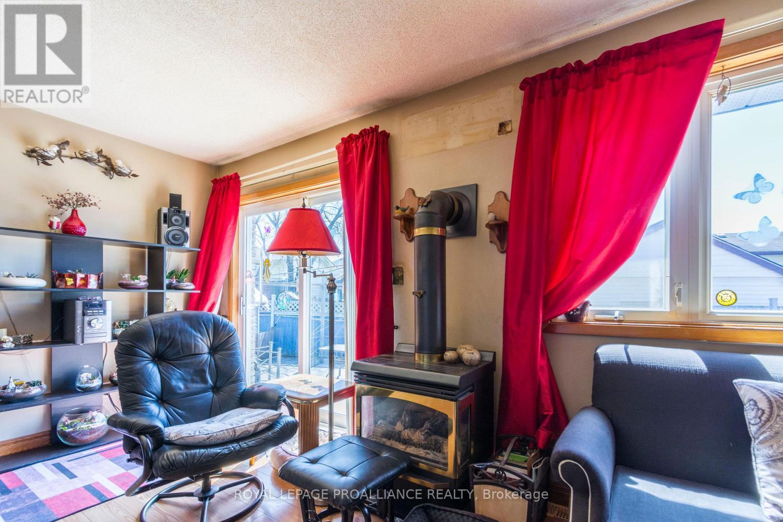 












11 MCFARLAND DRIVE

,
Belleville (Belleville Ward),




Ontario
K8N2X3

