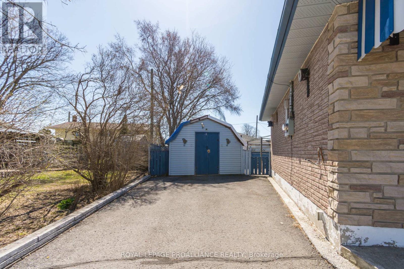 












11 MCFARLAND DRIVE

,
Belleville (Belleville Ward),




Ontario
K8N2X3

