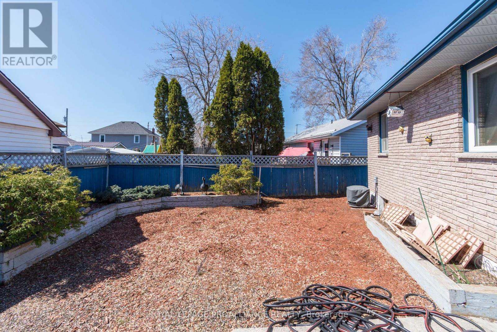 












11 MCFARLAND DRIVE

,
Belleville (Belleville Ward),




Ontario
K8N2X3

