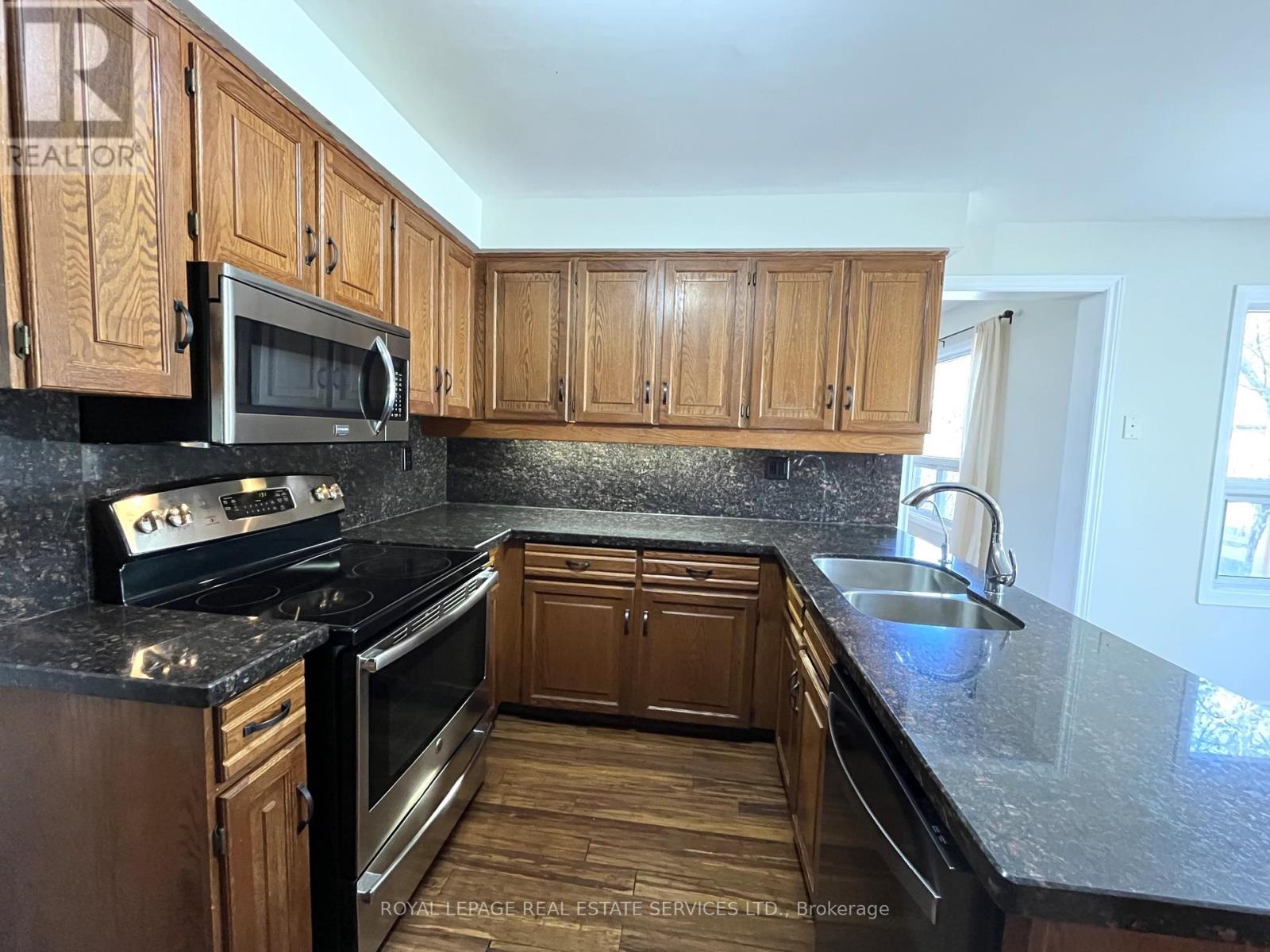 












79 DORIS CRESCENT

,
Newmarket,




Ontario
L3Y7V5

