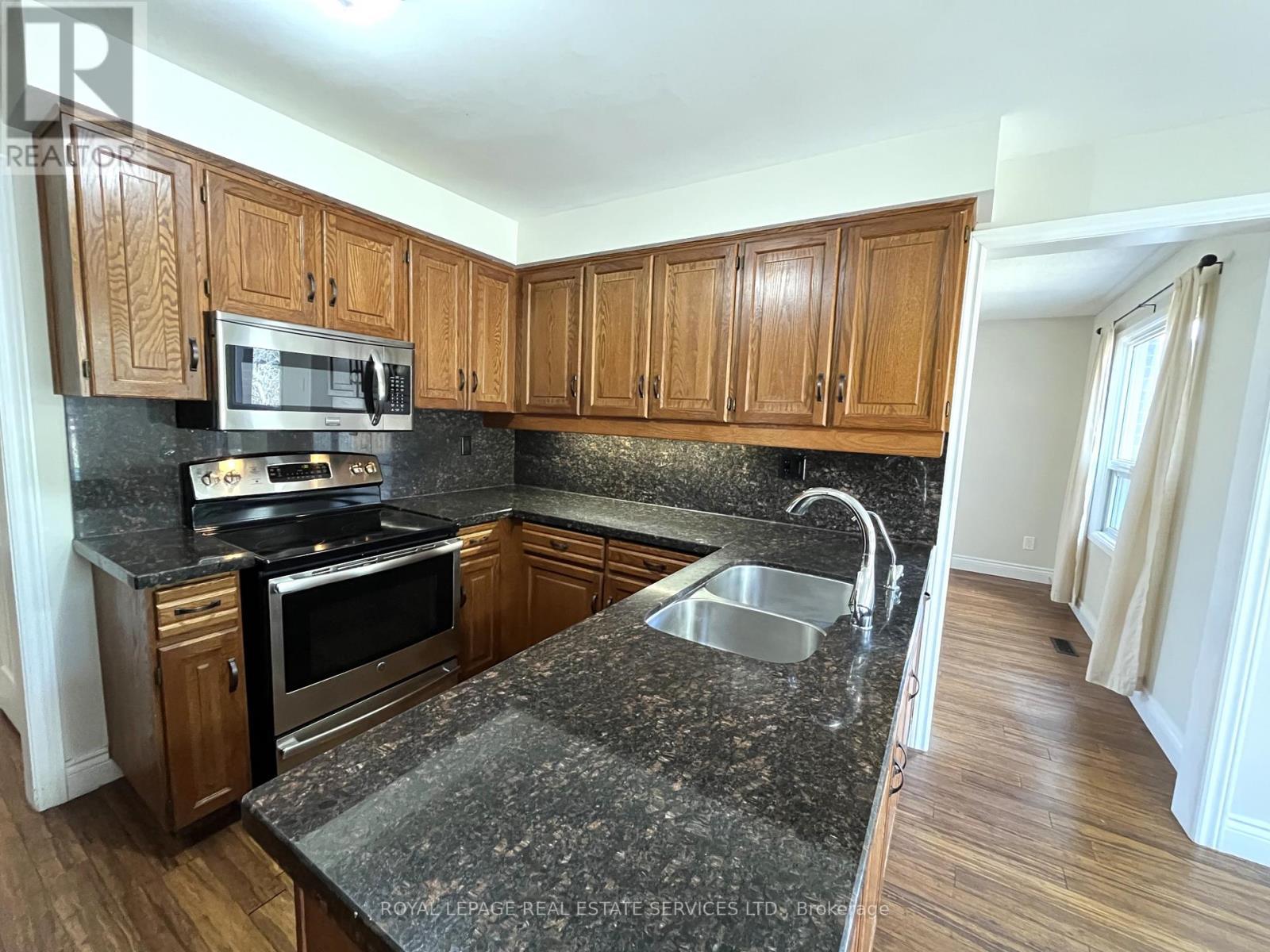 












79 DORIS CRESCENT

,
Newmarket,




Ontario
L3Y7V5

