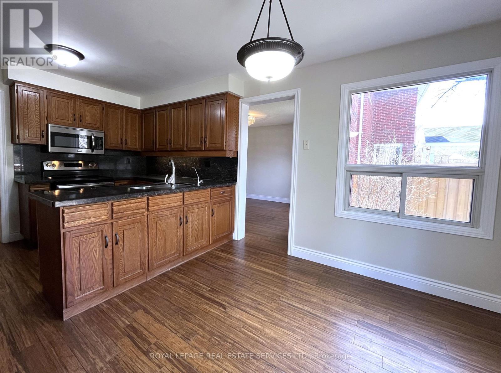 












79 DORIS CRESCENT

,
Newmarket,




Ontario
L3Y7V5

