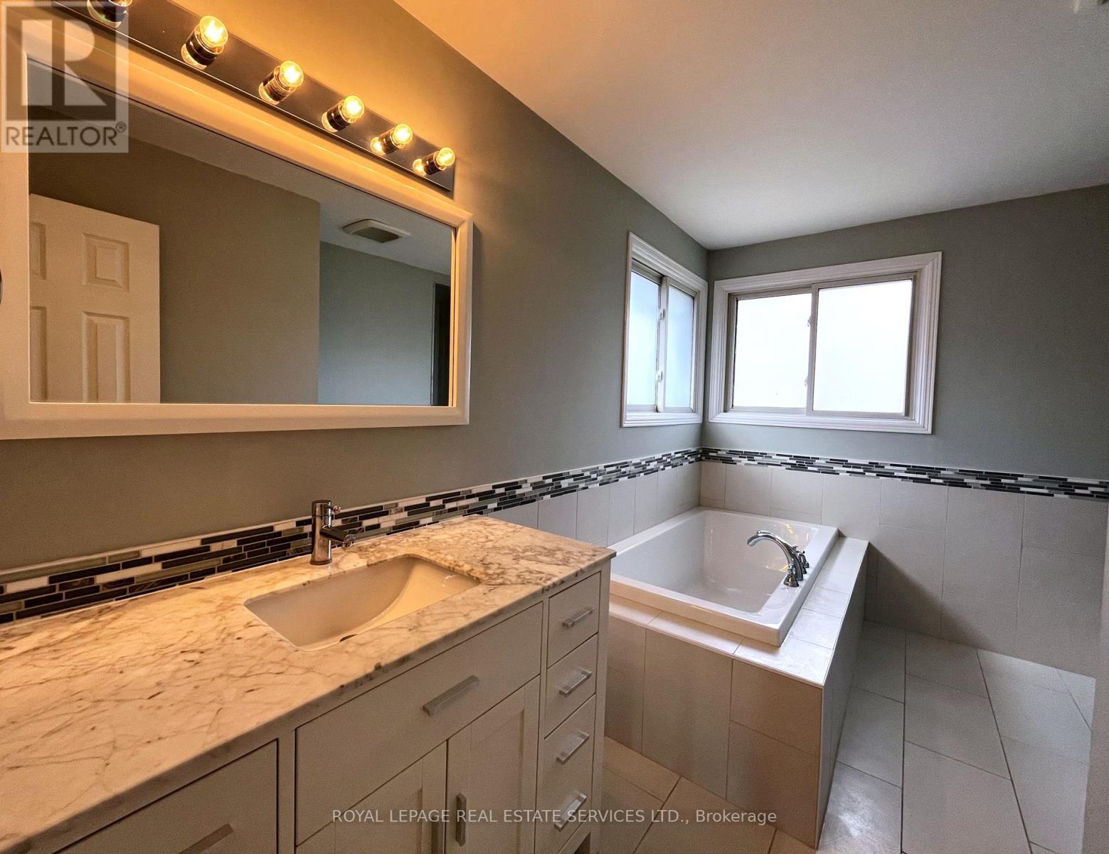 












79 DORIS CRESCENT

,
Newmarket,




Ontario
L3Y7V5


