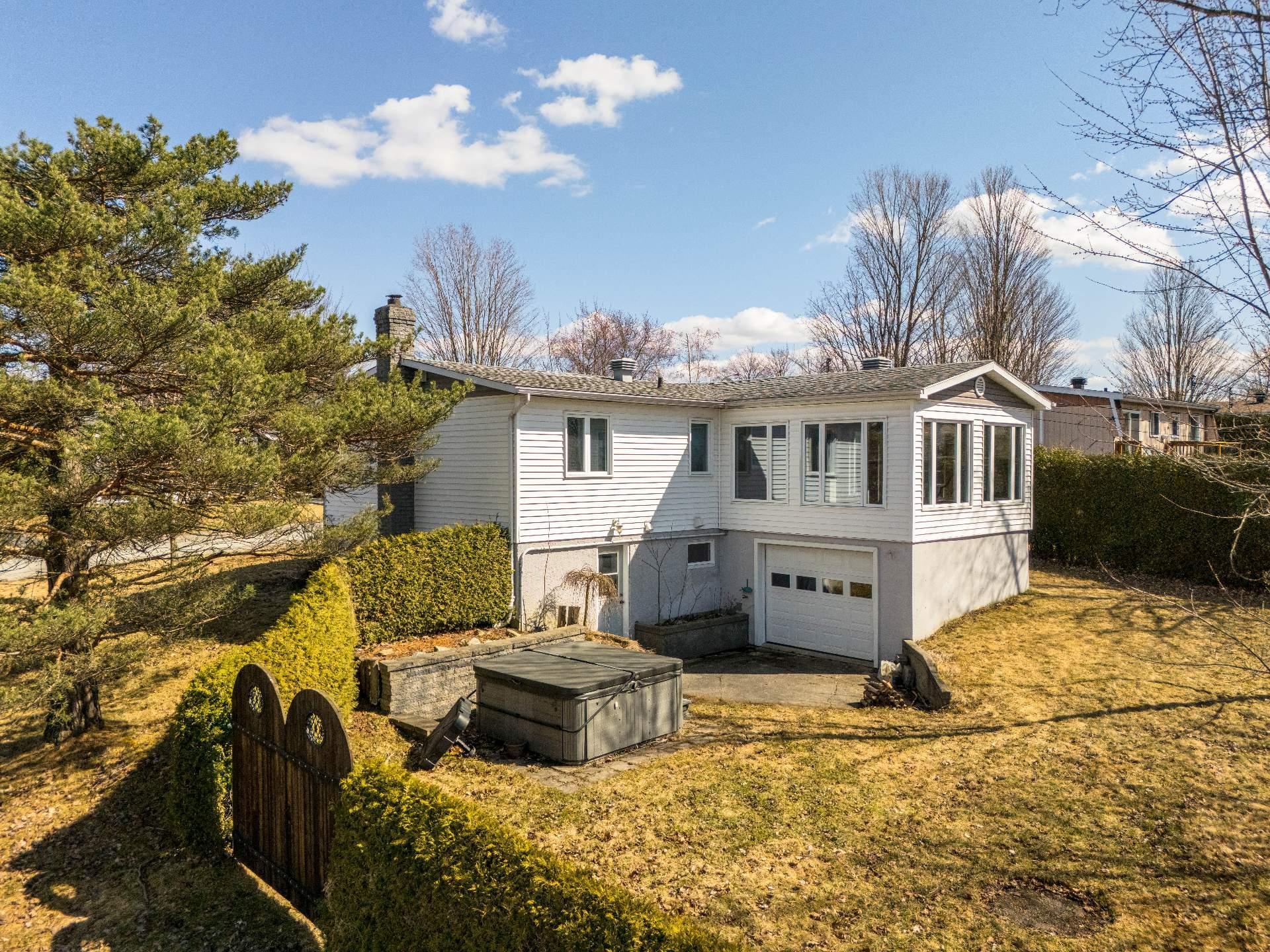 









2866


Rue des Zircons

,
Sherbrooke (Fleurimont),




QC
J1G4J3

