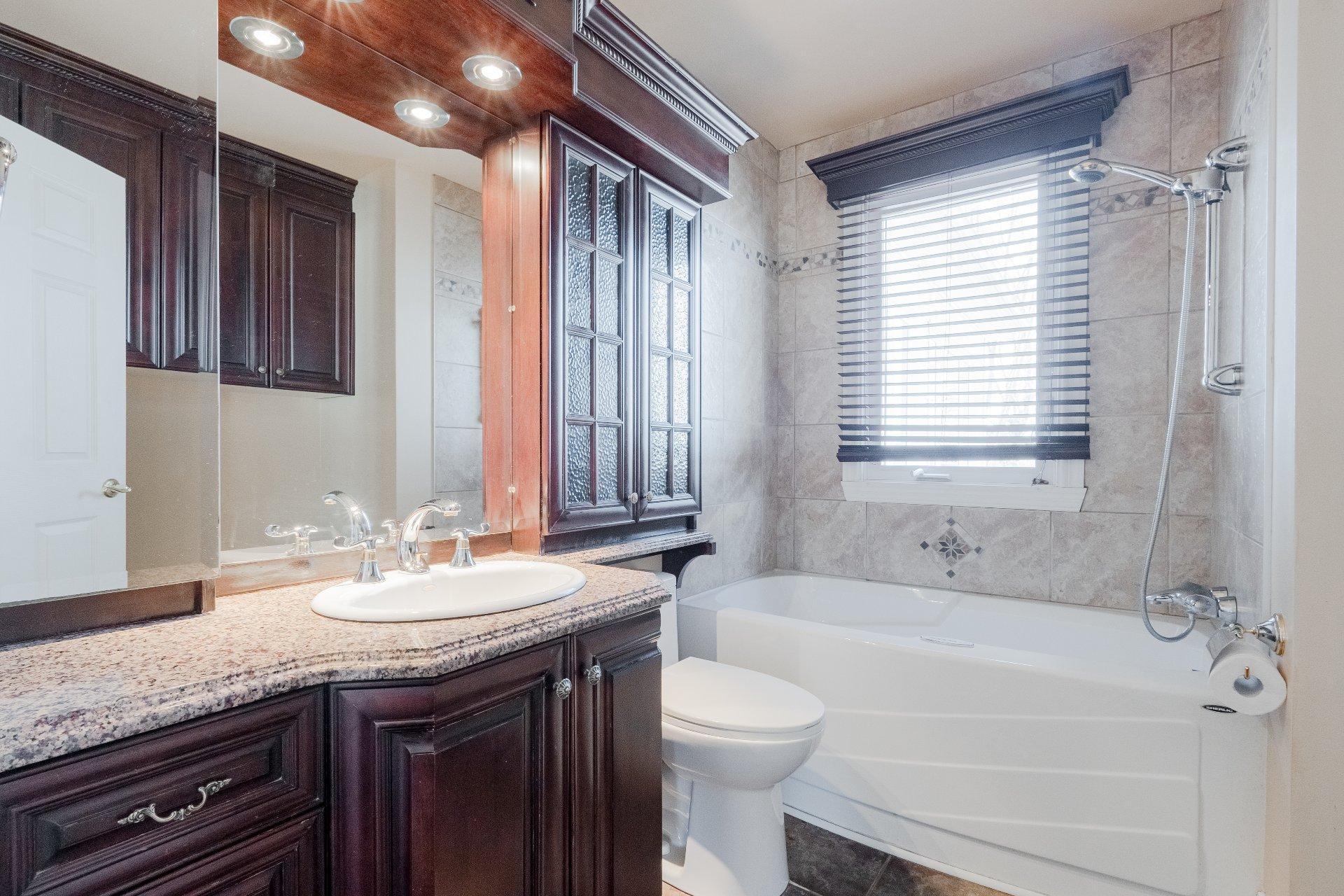 









2866


Rue des Zircons

,
Sherbrooke (Fleurimont),




QC
J1G4J3

