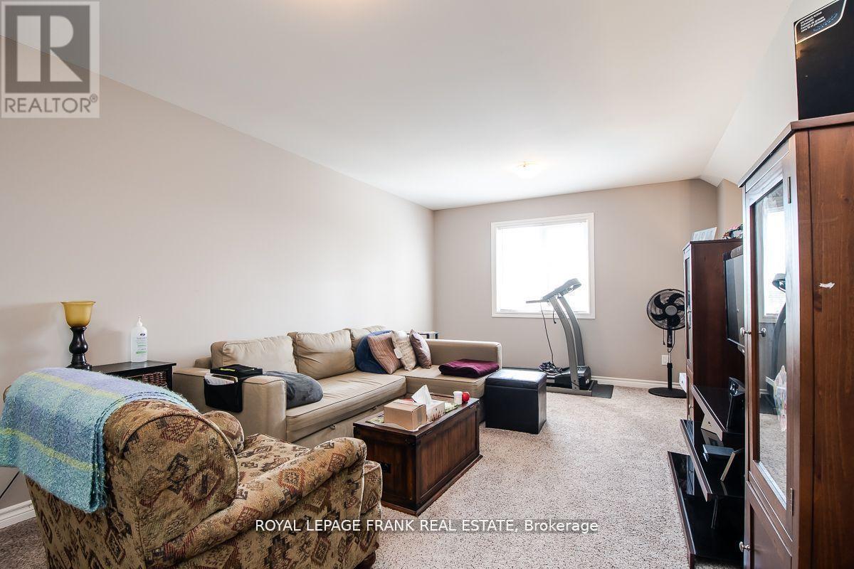 












805B DUNDAS STREET W

,
Whitby (Downtown Whitby),




Ontario
L1N2N6

