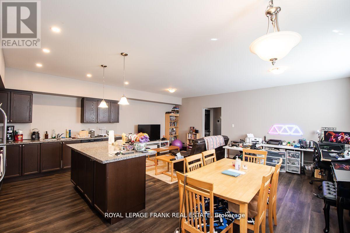 












805B DUNDAS STREET W

,
Whitby (Downtown Whitby),




Ontario
L1N2N6


