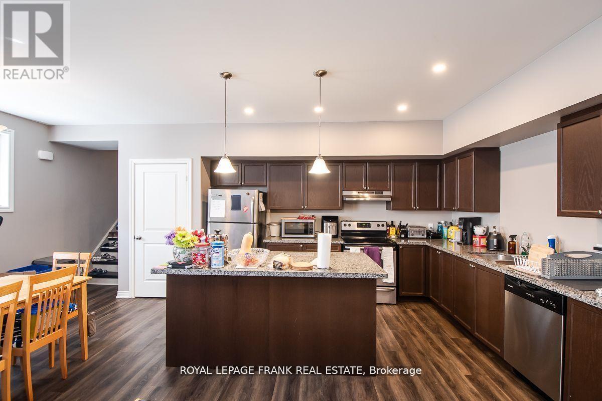 












805B DUNDAS STREET W

,
Whitby (Downtown Whitby),




Ontario
L1N2N6

