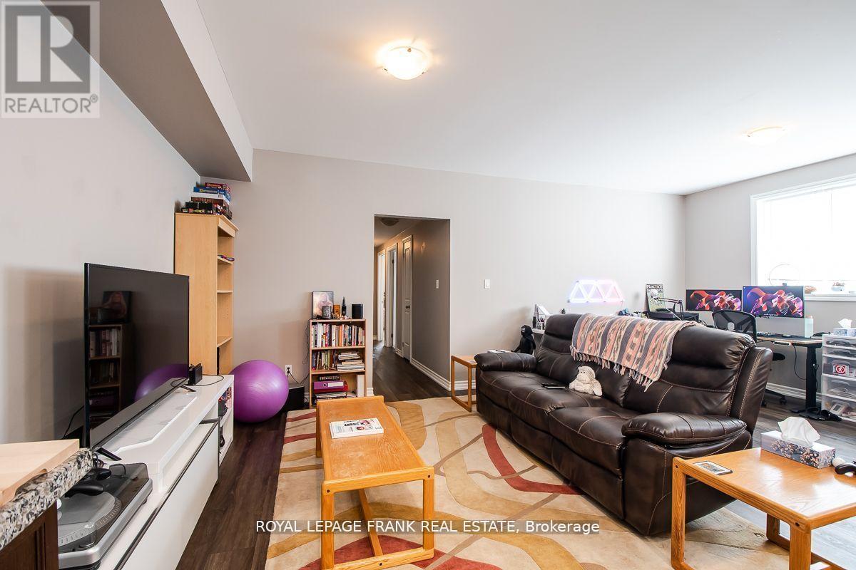 












805B DUNDAS STREET W

,
Whitby (Downtown Whitby),




Ontario
L1N2N6

