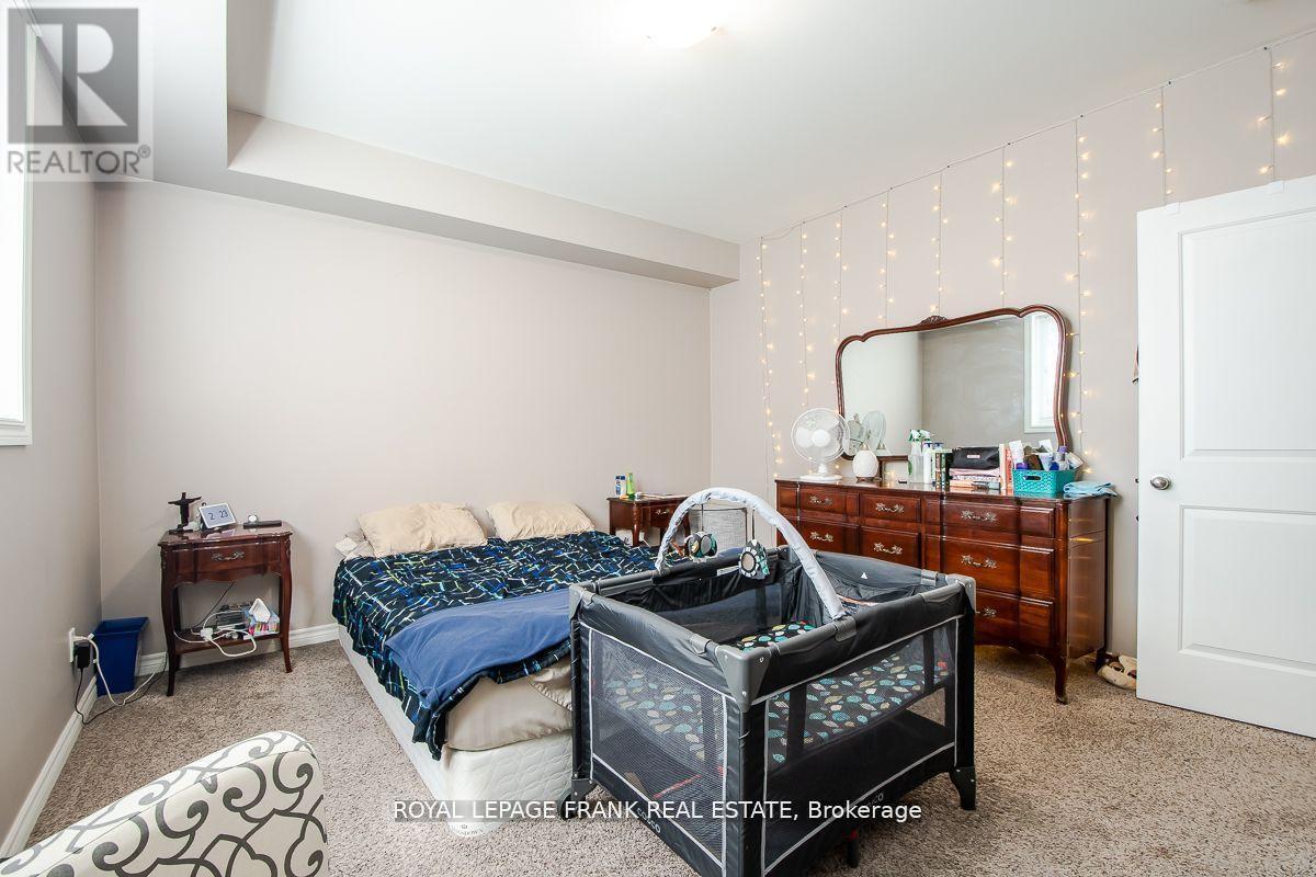 












805B DUNDAS STREET W

,
Whitby (Downtown Whitby),




Ontario
L1N2N6

