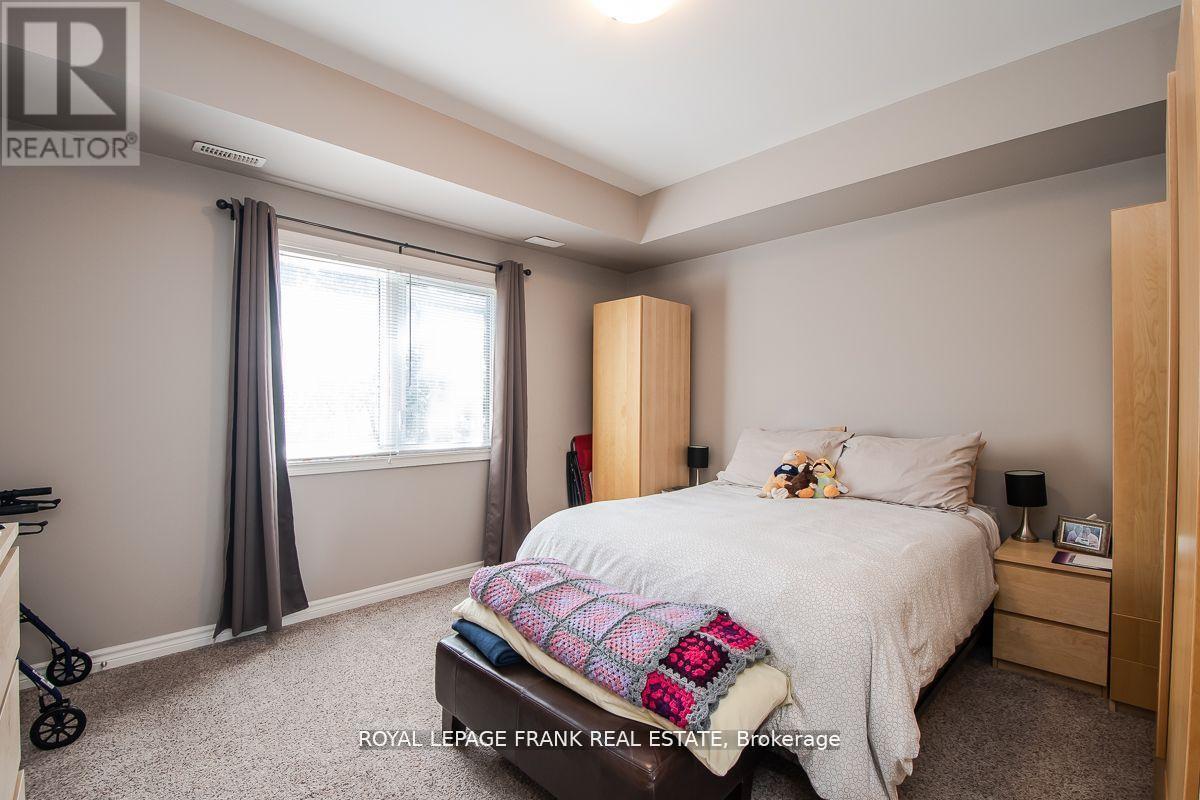 












805B DUNDAS STREET W

,
Whitby (Downtown Whitby),




Ontario
L1N2N6

