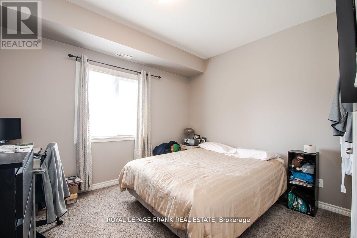 












805B DUNDAS STREET W

,
Whitby (Downtown Whitby),




Ontario
L1N2N6

