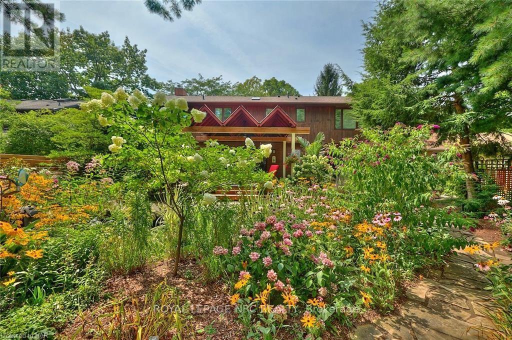 












13 OAK DRIVE

,
Niagara-on-the-Lake (Town),




Ontario
L0S1J0


