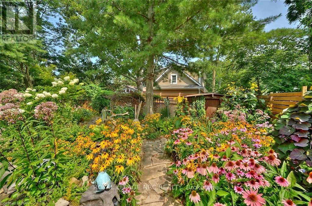 












13 OAK DRIVE

,
Niagara-on-the-Lake (Town),




Ontario
L0S1J0

